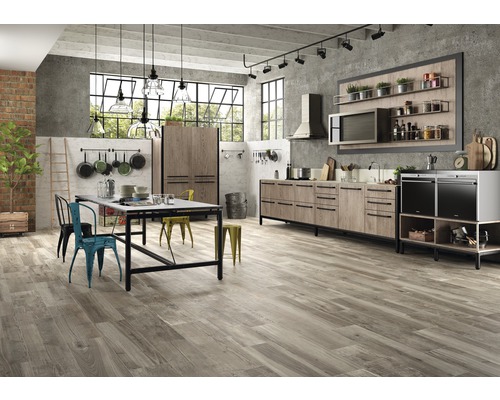 Helle und geräumige Küche im Loftstil mit Holzboden, Küchenzeile, Esstisch und Stühlen