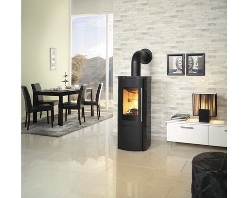 Wohnzimmer mit Kaminofen, Esstischgruppe und weisser Kommode