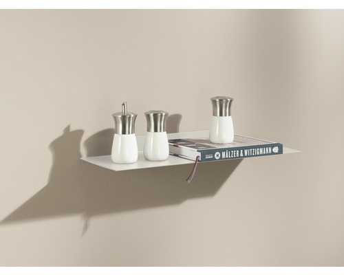 Étagère murale avec livre de cuisine et saupoudreuses à épices