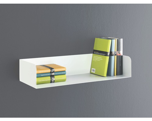 Étagère murale blanche montée au mur avec des livres.