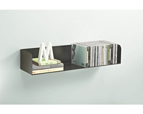 Étagère murale avec livres et CD