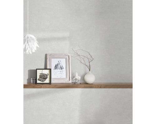 Dekoratives Wohnambiente mit Wandregal, Bildern und Lampe