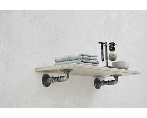 Étagère murale avec serviettes et accessoires de rasage dans la salle de bain