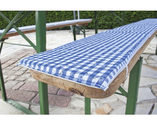 Bierbankauflage mit blau-weißem Karomuster auf einer Festzeltgarnitur