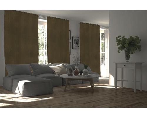 Wohnzimmer mit Sofa, Tisch und Gardinen