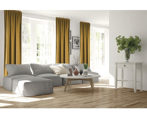 Wohnzimmer mit grauer Couchgarnitur, Couchtisch, Beistelltisch und Vorhängen