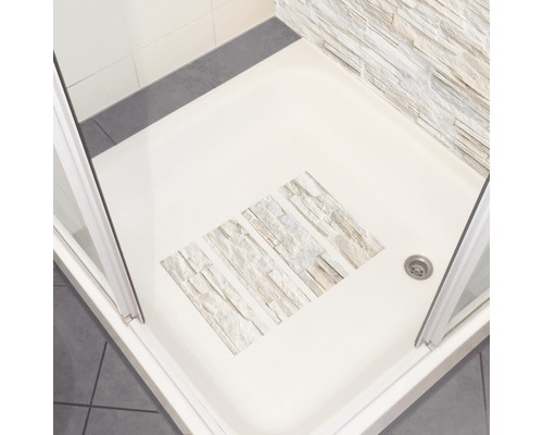 Salle de bain avec douche et tapis de receveur de douche