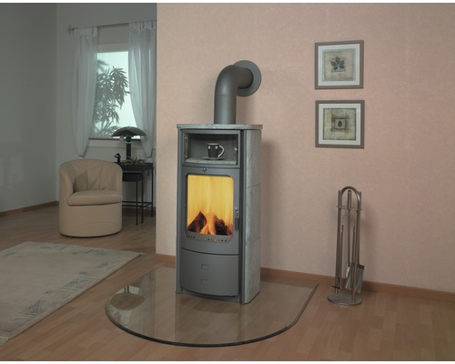 Kaminofen im Wohnzimmer mit Zubehör und Glasplatte