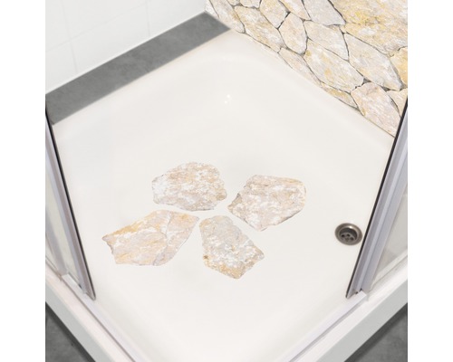 Douche avec pierres dans le receveur de douche