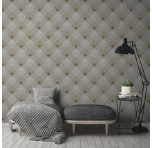 Intérieur avec papier peint géométrique, siège et lampadaire