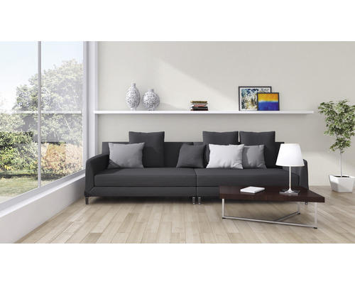 Salon avec canapé gris, table basse et décoration