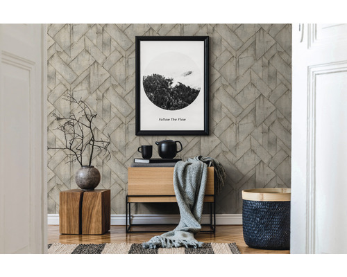 Scène d''intérieur avec un mur avec du papier peint à motifs de briques, une armoire en bois, des décorations et une image encadrée.