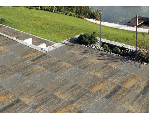 Verlegtes Pflaster auf einer Terrasse im Gartenbereich