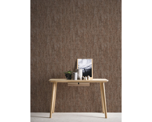 Raumansicht mit Holzschreibtisch, Dekoration und brauner Vliestapete