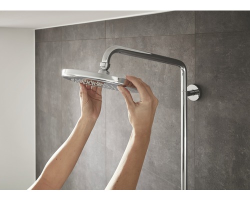 Installation d''un robinet de douche avec pomme de douche dans la salle de bain.