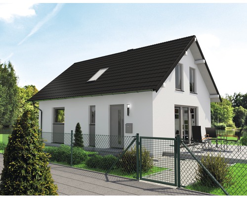 Einfamilienhaus mit dunklem Dach und weißer Fassade, umgeben von einem grünen Zaun.