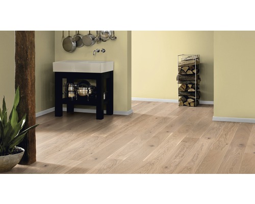 Heller Holzboden in einem Raum mit Spüle, Holzlager und Dekoration