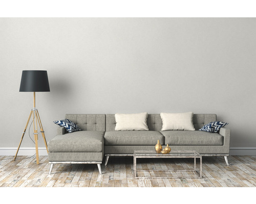 Wohnzimmer mit grauem Sofa, Stehlampe und Couchtisch