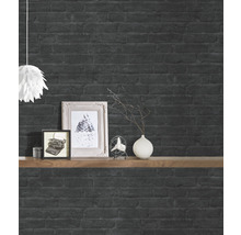 Espace de vie avec papier peint en briques noires et décoration sur une étagère en bois