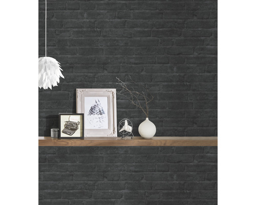 Wohnraum mit schwarzer Backstein-Tapete und Dekoration auf einem Holzregal
