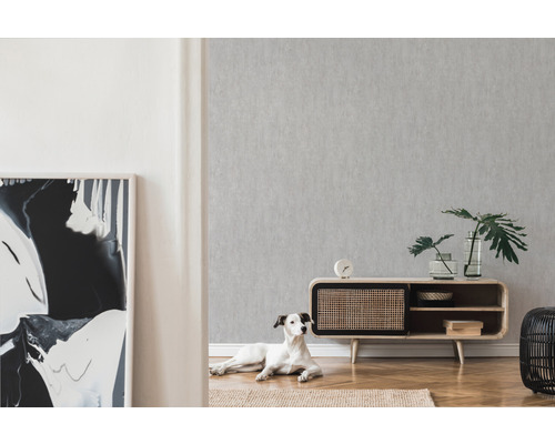 Heller Raum mit gemusterter Tapete, Sideboard aus Holz und Hund