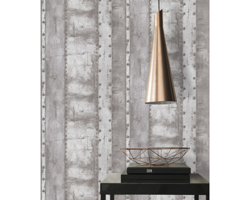 Szene mit Tapete im Industriedesign, Lampe und Dekoration auf einem Tisch