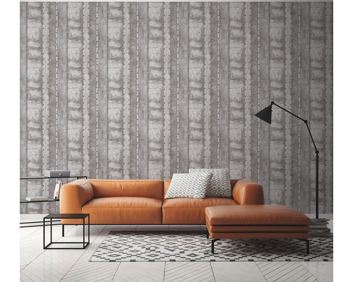 Wohnzimmer mit orangefarbenem Sofa, gemustertem Teppich und gestreifter Tapete