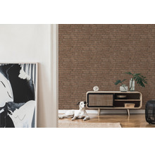 Wohnzimmer mit brauner Backstein Tapete, Kommode und Dekoration