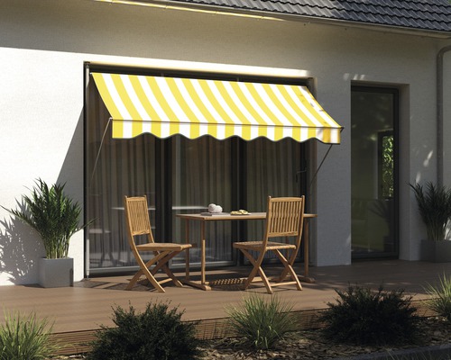 Terrasse avec store, table de jardin et chaises