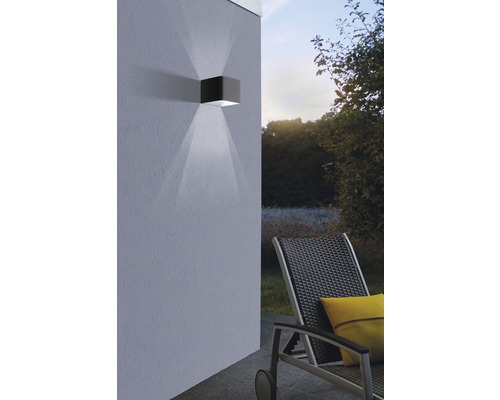 Applique murale extérieure cubique en métal avec faisceau lumineux sur le mur de la maison