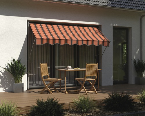 Scène de terrasse avec store, table et chaises