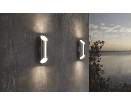 Deux appliques murales argentées sur un mur