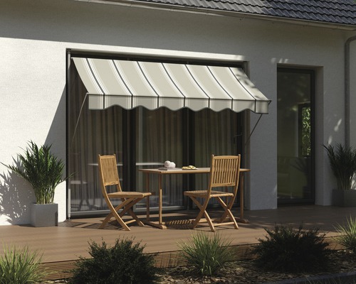 Terrasse avec store, table et chaises pour l''extérieur