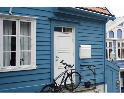 Façade d''une maison avec fenêtre, porte, boîte aux lettres et vélo