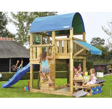 Aire de jeux en bois avec toboggan, mur d''escalade et table de pique-nique pour enfants dans le jardin.