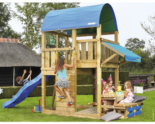 Aire de jeux en bois avec toboggan, mur d''escalade et table de pique-nique pour enfants dans le jardin.