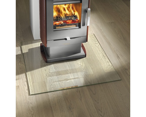 Kaminofen mit Glasbodenplatte auf Holzboden