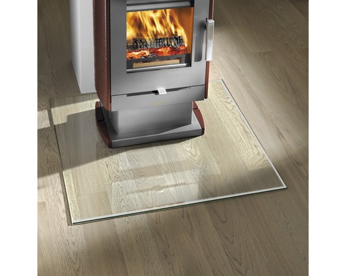 Kaminofen mit Glasbodenplatte zum Schutz des Bodens vor Funkenflug und Hitze.