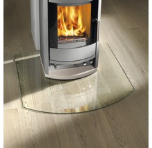 Kaminofen mit Glasbodenplatte auf Holzboden