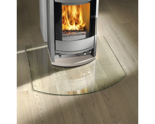 Kaminofen mit Glasbodenplatte auf Holzboden