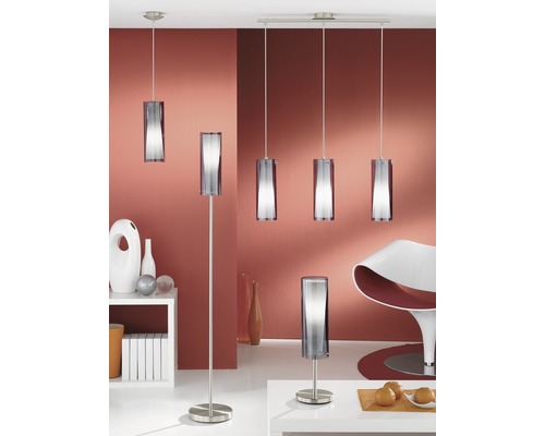 Intérieur avec suspension, lampadaire, lampe de table et plafonnier