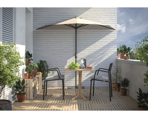 Balcon avec parasol, table, chaises et plantes pour une ambiance conviviale