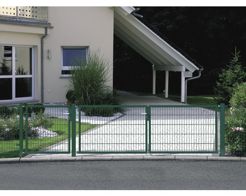 Doppeltor aus Metall vor einem Haus