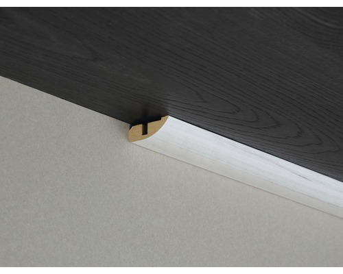 Quart de rond en bois au plafond et au mur