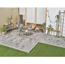 Terrasse avec pavés, mobilier de jardin et décorations