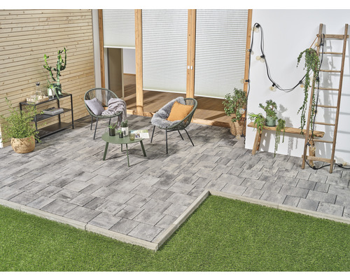 Terrasse avec pavés, mobilier de jardin et décorations