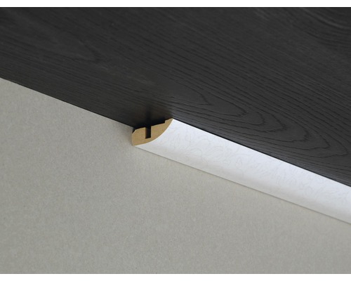 Weiße Viertelstab-Fußleiste mit Muster zwischen Wand und Decke