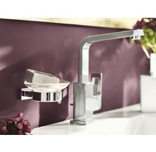 Savon en verre avec savon, robinet dans la salle de bain