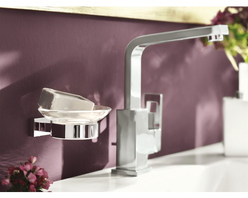 Savon en verre avec savon, robinet dans la salle de bain