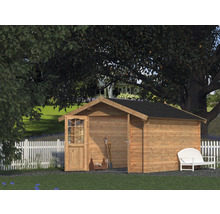 Gartenszene mit Holzgartenhaus, geöffneter Tür und Gartenbank